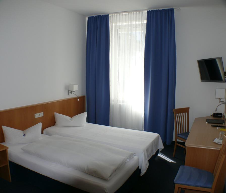 Hotel Garni - Haus Gemmer Coburg Room photo